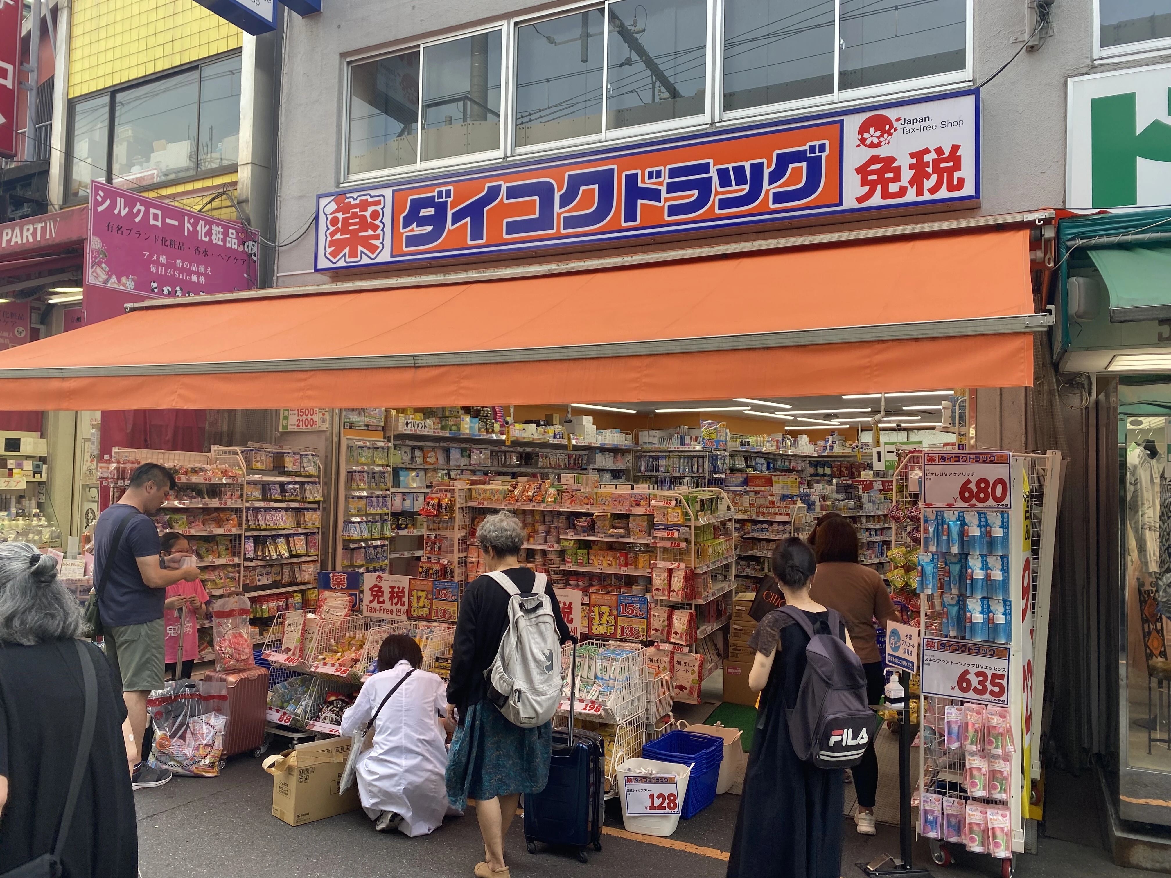 ダイコクドラッグ/出店エリア 関西地方、北海道、宮城、東京、神奈川、愛知、岡山、香川、福岡、沖縄/店舗数 161店舗【6月30日時点】/本社は大阪。「ドン・キホーテ」を思わせる圧縮陳列やパワフルなポップ戦略などで関西エリアを中心に人気を獲得。店先には「免税」と大きく掲げ、インバウンド需要を意識した出店戦略をとる