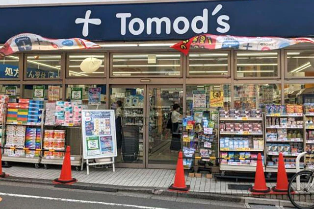 トモズ／出店エリア　東京、神奈川、埼玉、宮城、千葉／店舗数　227店舗【7月4日時点】／首都圏を中心に出店。日用品のディスカウントストア的な側面は薄く、医療・ヘルスケア領域に特化した欧米型ドラッグストアである点が最大の特徴。調剤サービスに対応する店舗が多い