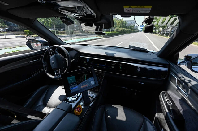 日本では議論がスタートしたばかりのライドシェア。先行する中国ではすでに自動運転車両による実証実験がスタートしている。DiDiは2030年までに100万台の自動運転車両導入計画を発表しており、多くのライドシェアドライバーが廃業に追い込まれることが既定路線となっている