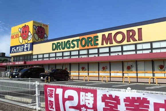 ドラッグストアモリ／出店エリア　九州地方、宮城、愛媛、徳島、山口／店舗数　360店舗【5月31日時点】／1983年創業。福岡県発祥で、九州を中心に出店。売上高は1822億円。リンゴのシンボルマークが特徴的。買い物ごとにもらえる抽選券をためておくと、毎月行なわれる抽選会に参加できる