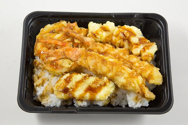 【ダイエー】かき揚＆ダブル海老天丼　298円［税込321円］。本社は東京都江東区。イオングループのスーパーマーケット事業の中核として首都圏および近畿地方を中心に202店舗を展開（2022年3月時点）