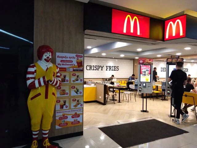 物価は10%ほど高騰しているが、賃金はそれ以上に上昇している。各県に最低賃金があるがタイ人は最低賃金では働かないため、人件費を削減したい工場などではミャンマー人やカンボジア人が働いている。マクドナルドで働くには高卒以上である必要があるため外国人はおらず時給は比較的高いとか。ビッグマック1個の値段は、普段のランチ代2回分くらい