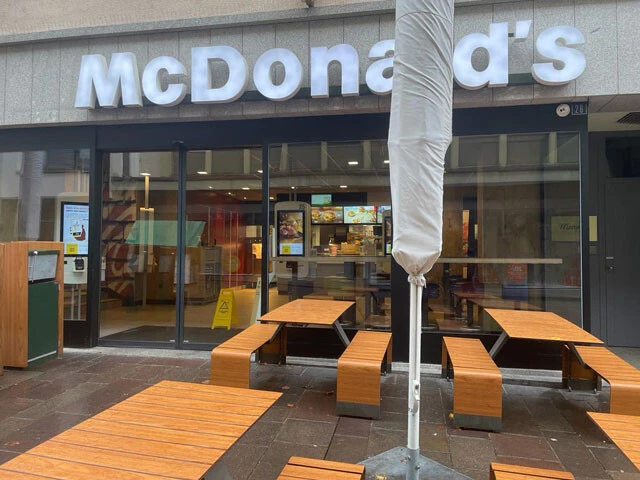 州ごとに最低賃金の有無が異なるスイスでは、2014年に最低賃金22フランを全国的に導入する法案が立案されたが、反対派が「連邦政府が最低賃金を設ければ企業が経費節減のために人手を減らそうとして失業が増える」と主張し、国民投票で76.3%が反対し否決された。ランチは19フラン(約3200円)以下だとその地域では安いほうだという