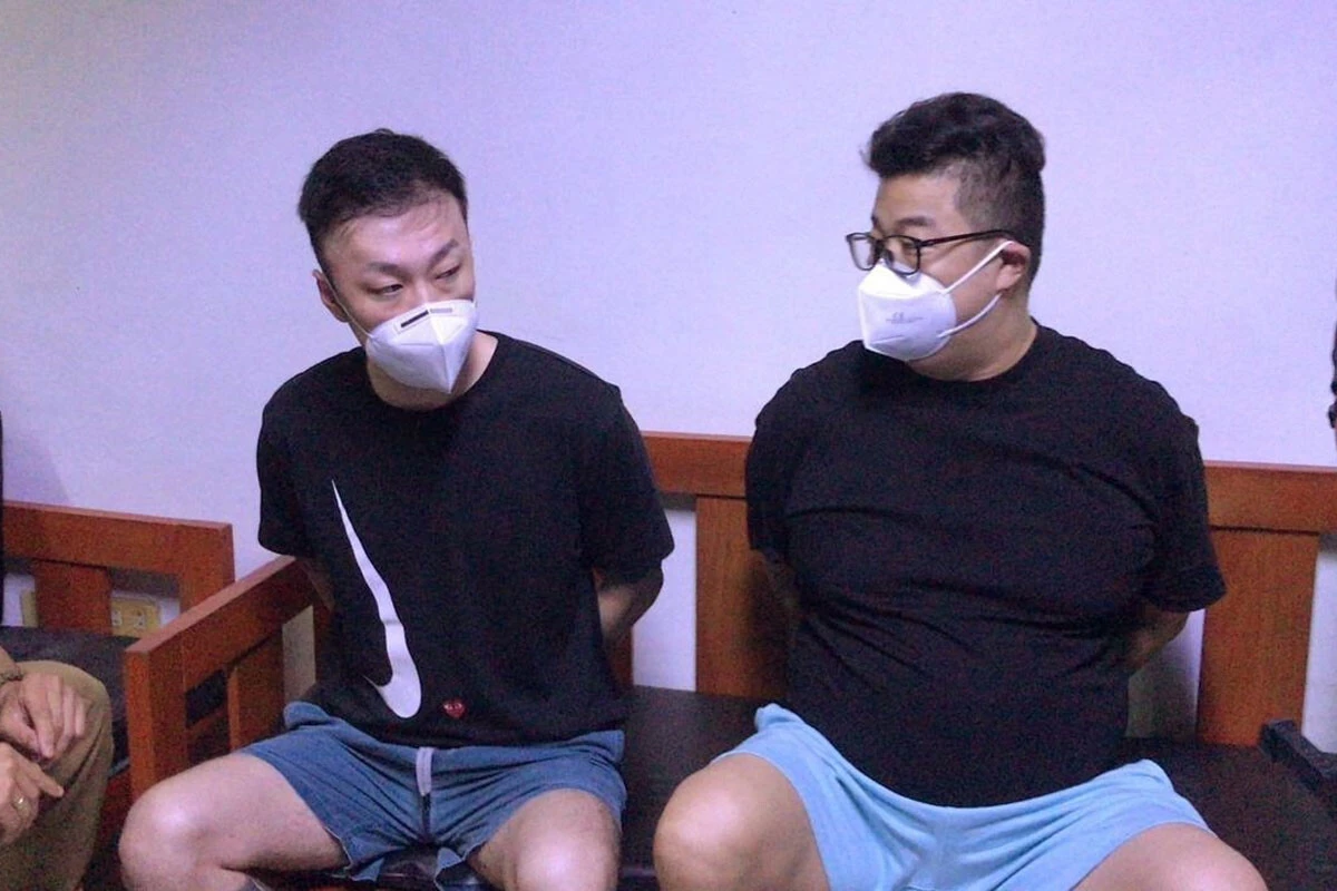 事件の主犯格とされる今村磨人(右)、藤田聖也両容疑者。フィリピン・マニラ首都圏のビクタン収容所にて