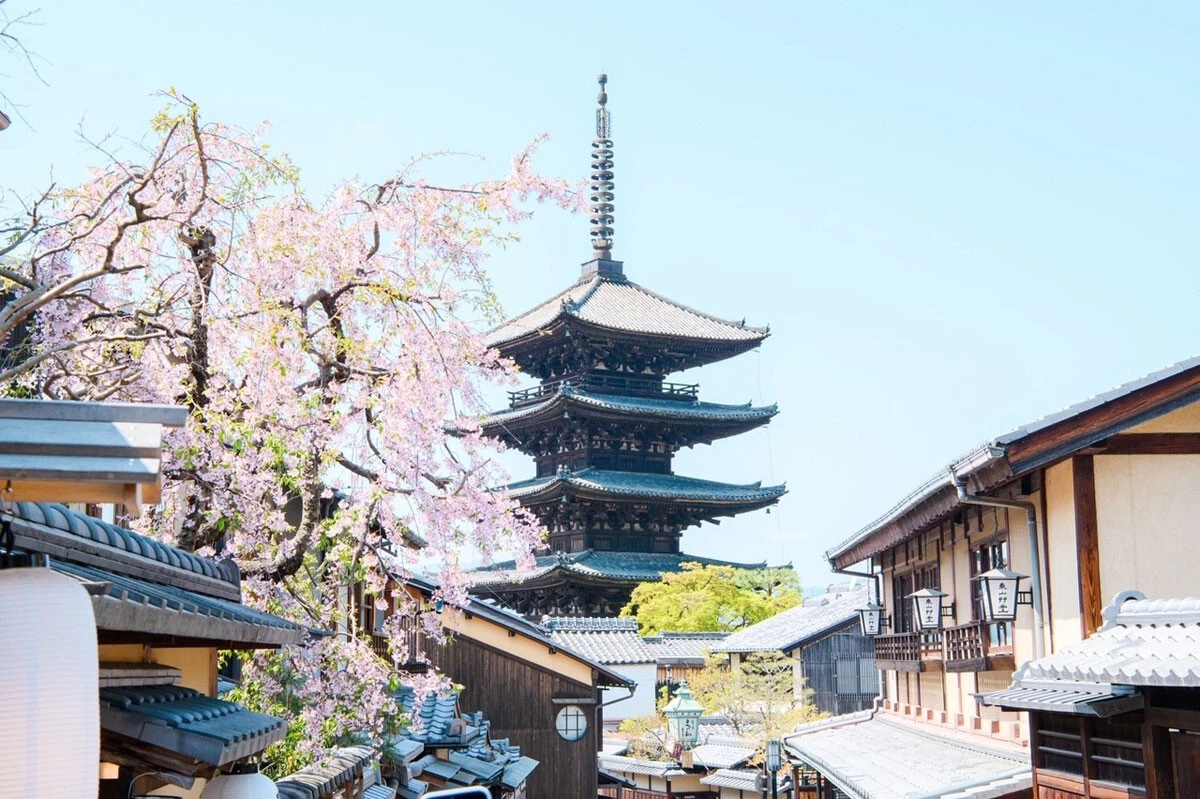 コロナ禍が終息し、外国人観光客が殺到中の京都市だが、現地の住宅市場ではとある異変が起きている