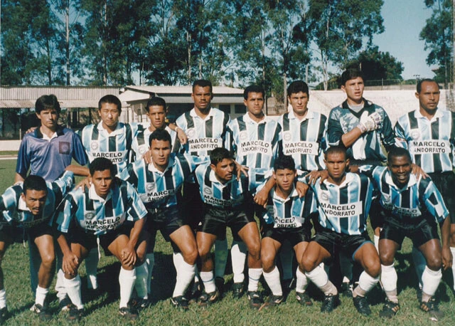 高校卒業後、ブラジルに渡り、プロとして4チームに所属した佐野氏（上段左から2人目）