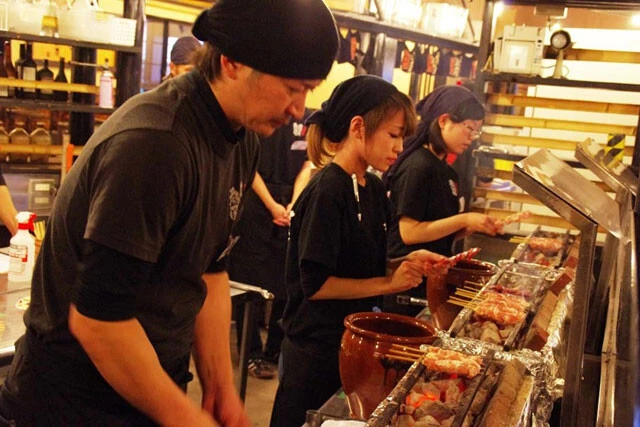 独立前は飲食大手の扇屋コーポレーションで働いていた佐野氏（手前）。独立に必要なマネジメントを学び、エリアマネジャー時代には半年で最優秀成績を収めた