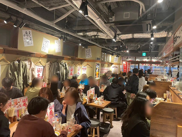 都内の「新時代」では、平日の夜でも満席に。24時間営業の新橋店は昼飲みの客でにぎわう。また秋葉原本店は月商4500万円と大繁盛