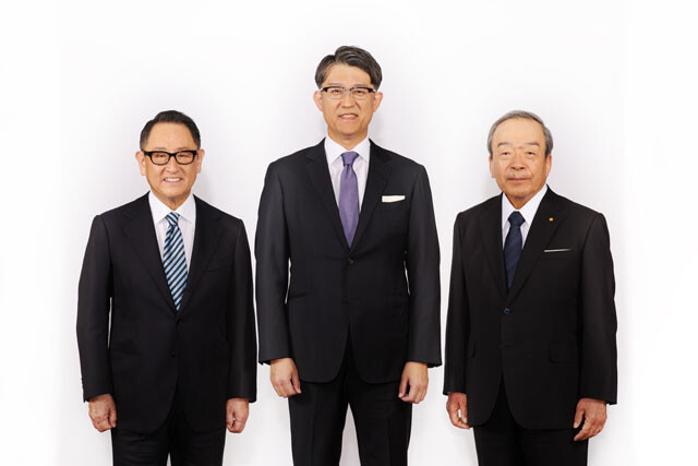 （左から）トヨタ自動車の豊田章男社長、佐藤恒治新社長、内山田竹志会長
