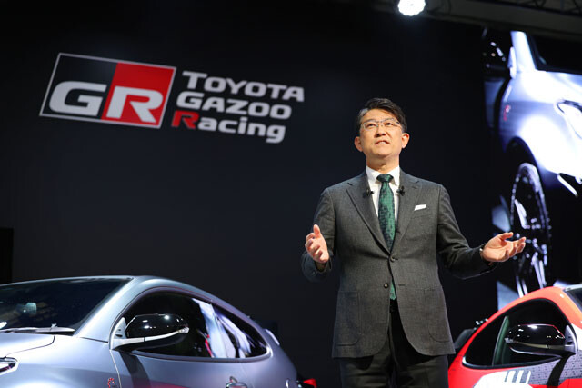 「東京オートサロン2023」で記者発表をするトヨタの佐藤新社長氏