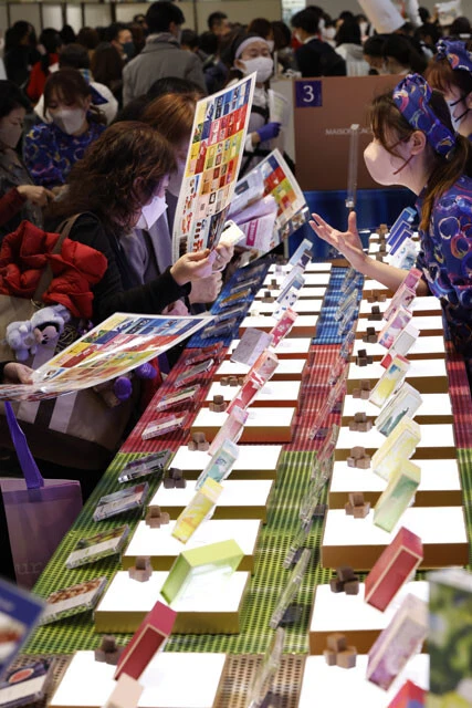 バレンタイン商戦は早いところでは1月から始まり、約1ヵ月にわたり多くの小売店でフェアや特設売り場が設けられる