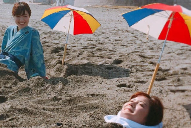 《鹿児島県指宿市》指宿砂むし温泉体験ペアチケット　寄付金額：1万円　「砂むし会館 砂楽」での、砂むし体験（浴衣料込み）に加え、記念タオル、ミネラルウオーター、「指宿銘菓 いぶすき路」がペアで提供される。