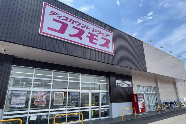 ディスカウントドラッグコスモス／出店エリア　全国／店舗数　1372店舗【6月30日時点】／医薬品や日用品もさることながら、圧倒的な食品の品ぞろえで人気を博す。食品の売上比率は約6割で、地域のスーパーを圧倒するほど。九州では圧倒的なシェアを誇るドラッグストア