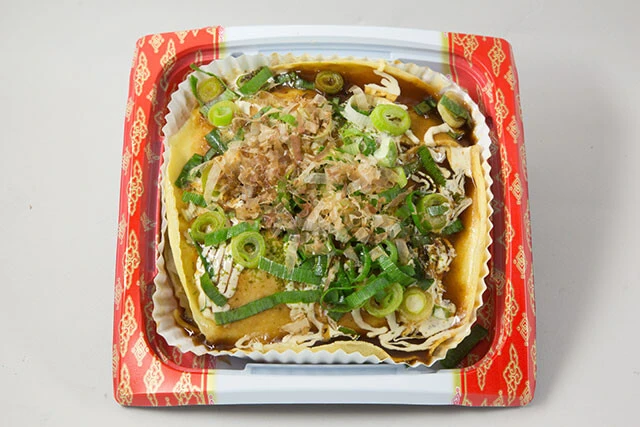 【成城石井】豚肉とイカゲソたっぷり九条葱の広島風お好み焼き　499円［税込539円］。本社は神奈川県横浜市。東北地方から中国地方まで191店舗を展開（2021年10月1日時点）