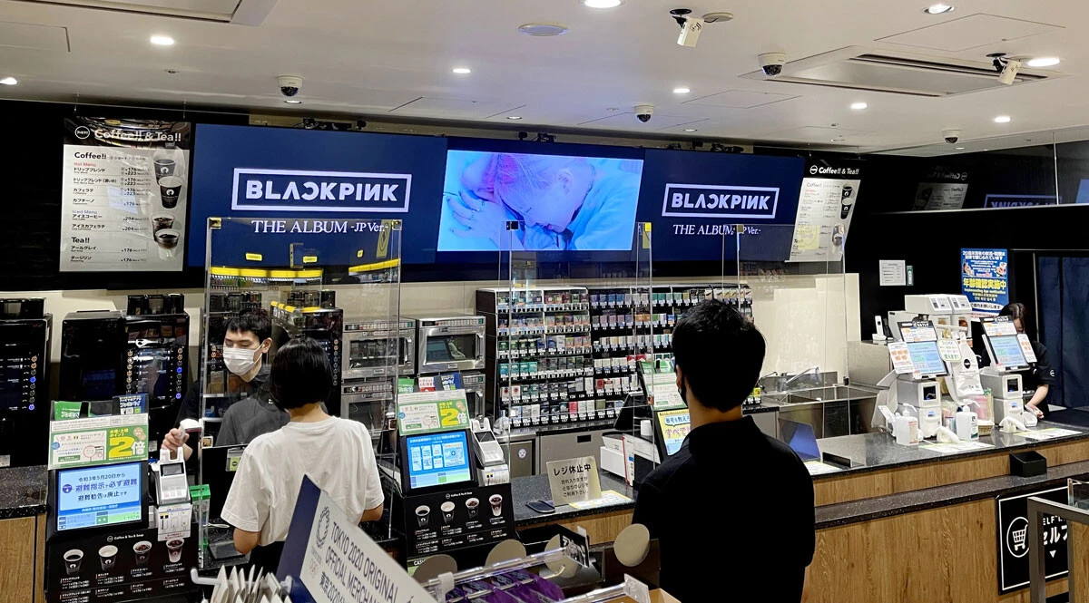 日本ですでに多くの人が目にしているリテールメディアの代表格は、ファミリーマートのレジ上に設置されたデジタルサイネージだろう。大型ディスプレーが3つ並んでいるケースが多い(伊藤忠商事提供)