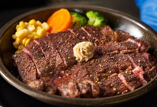 いきなりステーキの定番メニューといえばワイルドステーキ150g1090円(税込)。使用部位は肩ロースで圧倒的な高コスパを誇っている