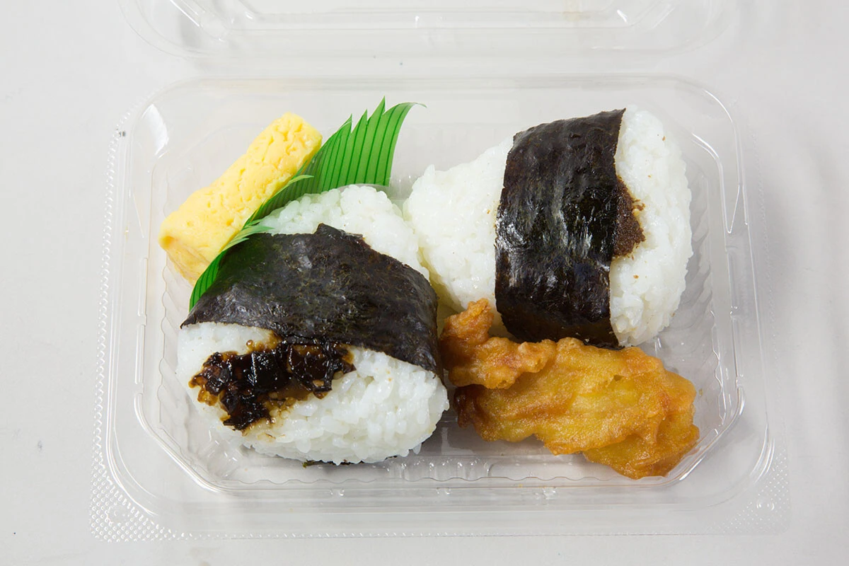 【西友】おにぎりセット（昆布・おかか）198円［税込213円］。本社は東京都北区。北海道から関西、九州に327店舗を展開（2022年12月15日現在）