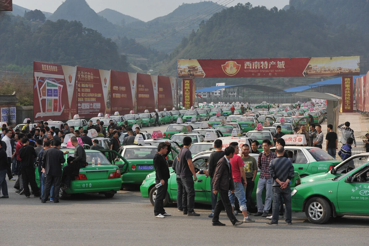 当時、違法だった白タク営業であるライドシェアがなし崩し的に開始されると、タクシー運転手さんたちの怒りが爆発! ストライキ&公道をタクシーで封鎖する事態も中国全国で勃発