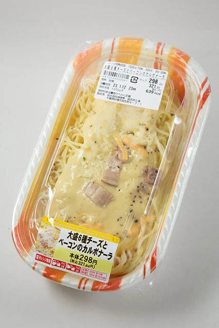 【まいばすけっと】大盛6種チーズとベーコンのカルボナーラ　298円［税込321円］。イオングループのまいばすけっと株式会社（本社は千葉県千葉市）が首都圏で、またイオン北海道株式会社（本社は北海道札幌市）が北海道で展開する都市型小型店舗
