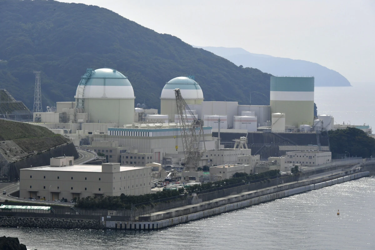 西村康稔経済産業相は1月の衆院予算委員会で、原発再稼働は「電力料金の抑制に寄与する」と述べたが、伊方原発(写真)を稼働させている(現在は定期検査中)四国電力は値上げに踏み切った