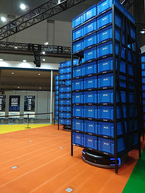 物流の問題解決のキーワードは「自動化」「無人化」。写真は昨年9月に東京ビッグサイトで開かれた国際物流総合展で展示されたギークプラスのAGV(無人搬送車)