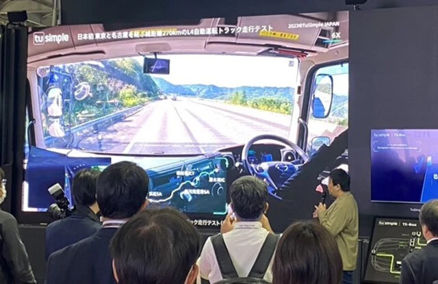 「JAPAN MOBILITY SHOW 2023」に展示された、東京-名古屋間の高速道路(約270㎞)での自動運転トラックの走行テストの様子(写真提供/トゥーシンプル ジャパン)