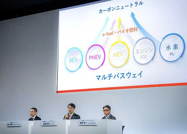 23年度決算で営業利益5兆円超えを達成したトヨタ。この会見で佐藤恒治社長(中央)はPHEV開発へ注力すると言及