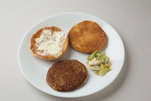 【具材ドレス順】・クラウン（ゴマ）　・スイートレモンソース　・レタス　・ミートパティ　・てりやきソース　・ヒール　【特徴】パティが特徴で、豚のうまみが前面に押し出されている。ソースはショウガの味がよくきいていて「豚のしょうが焼き」に通じる味わいがあり、リンゴピューレなども入っている。スイートレモンソースと呼ばれるマヨネーズの量は多め