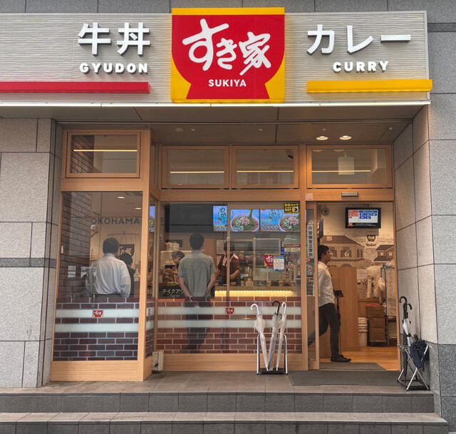 4月3日、原材料費や人件費などの上昇のため、10円から50円の値上げをした「すき家」。22時から翌朝5時までの新規注文には7％の深夜料金が加算される