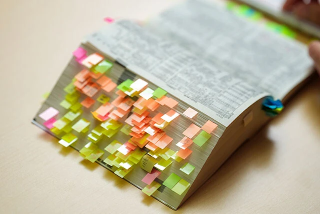 山本氏の四季報には、色とりどりの付箋がびっしり貼られている。読んで気になった情報はノートにまとめているという