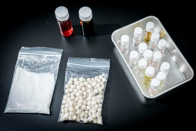 チューインガムは基材のガムベースに糖原料、色素、香料などを加えて作られる。ベースとなる香料(右)は約1万種類にも及び、その組み合わせで香りを再現する