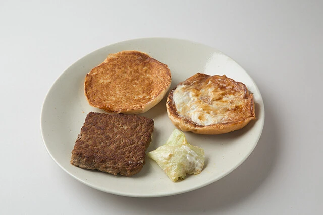 【具材ドレス順】・クラウン　・マヨネーズ　・レタス　・てりやきソース　・ミートパティ　・ヒール　【特徴】パティは牛肉を使用。肉の重量は68gと6社でトップ。厚みもしっかりあり、牛肉のうまみがストレートに感じられる。ソースには八丁味噌も使用している。やや小ぶりの「Jr.てりやきバーガー」（430円）もあり