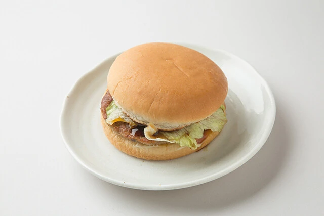 ロッテリア てりやきバーガー　価格（税込）：390円　総重量（包装紙含む）：130g　パティ（肉）の重量：44g　パティの種類：牛肉　バンズヒール（パンの底）の直径：9.3㎝