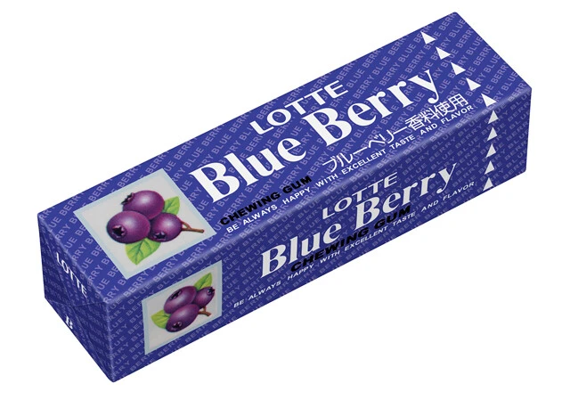 「ブルーベリーガム」(ロッテ) 1982年から発売されているブルーベリー風味のガム。現在販売されているパッケージは82年当時の復刻版。2020年から歯につきにくいガムに