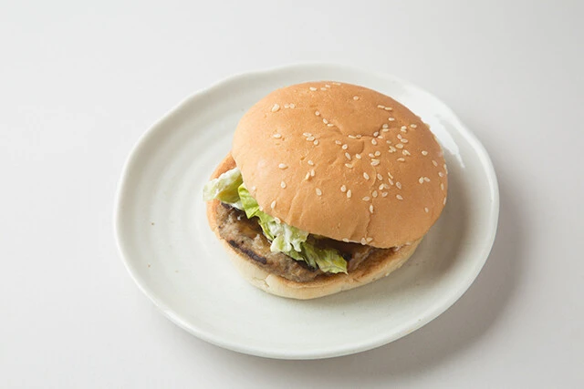 バーガーキング スモーキーテリヤキバーガー　価格（税込）：350円　総重量（包装紙含む）：118g　パティ（肉）の重量：39g　パティの種類：豚肉　バンズヒール（パンの底）の直径：9㎝