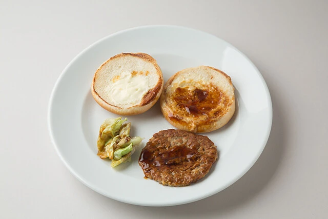 【具材ドレス順】・クラウン　・マヨソース　・レタス　・てりやきソース　・ミートパティ　・マスタード　・マヨソース　・ヒール　【特徴】パティはビーフで、同じ牛肉を使うモスバーガーより牛肉の味がしっかり感じられる。バンズの内側がしっかりトーストされており、風味がいい。マヨソースがバンズの上と下の両方に塗られていて濃厚