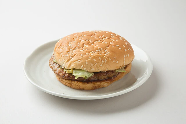 マクドナルド てりやきマックバーガー　価格（税込：400円　総重量（包装紙含む）：157g　パティ（肉）の重量：63g　パティの種類：豚肉　バンズヒール（パンの底）の直径：9.5㎝