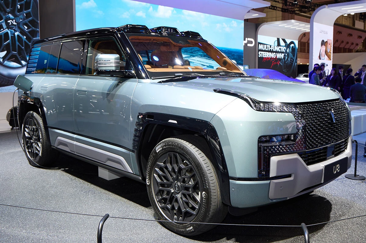 BYDの高級ブランドがブッ放したU8はSUVタイプのPHEV。その場で360度回転し、水上航行も可能な無双カー