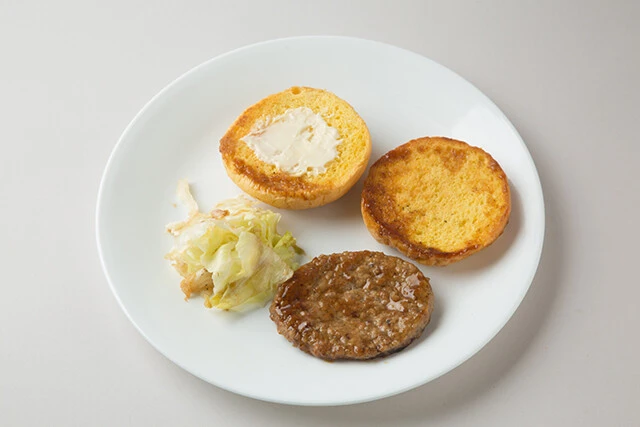 【具材ドレス順】・クラウン　・マヨネーズ　・レタス　・テリヤキソース　・ミートパティ　・ヒール　【特徴】パティは牛肉と豚肉の合いびき。レタスの量は20gとモスバーガーに次いで多い。最も特徴的なのはバンズで、生地に北海道産の栗かぼちゃを練り込んだ、黄色いパンプキンバンズを使用。甘めの仕上がりになっている