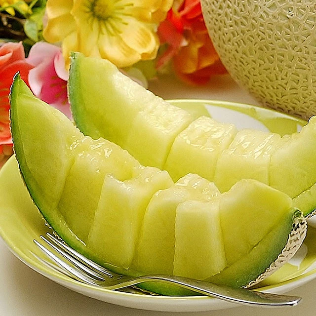 《静岡県袋井市》クラウンメロン(白上級)1玉／寄付金額　3万4000円／果実の王様マスクメロンの最高級ブランド「クラウンメロン」。贈答品としての品質・品格を備えている「白級」が1玉届く。毎月配送、全3回