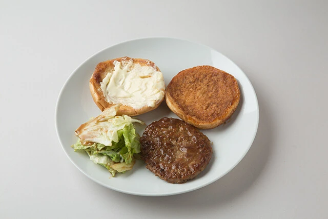 【具材ドレス順】・クラウン　・カロリーハーフマヨネーズ　・レタス　・テリヤキソース　・ミートパティ　・ヒール　【特徴】パティはビーフを使用。マヨネーズはカロリーハーフ。ソースは味噌と醤油をベースに酢で味を引き締め、ココアパウダーや黒すりごまも加えるというこだわり。そして圧巻はレタスの量で32gも入っている