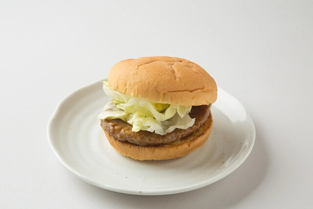 フレッシュネスバーガー テリヤキバーガー　価格（税込）：490円　総重量（包装紙含む）：133g　パティ（肉）の重量：49g　パティの種類：牛肉、豚肉の合いびき　バンズヒール（パンの底）の直径：8.5㎝