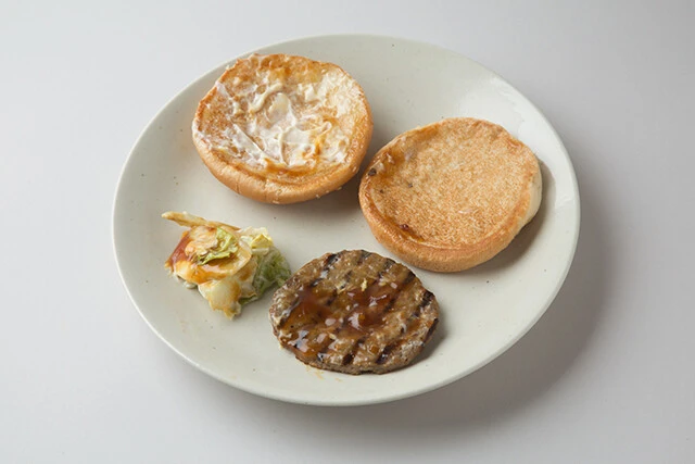 【具材ドレス順】・クラウン（ゴマ）　・マヨネーズ　・レタス　・テリヤキソース　・ポークパティ　・ヒール　【特徴】パティは豚肉を使用。パティが直火でしっかり焼かれており、食べたときにその香ばしさが広がるため、マクドナルドに比べてポークの味は薄い。テリヤキソースには、隠し味に焦がしネギが入っている