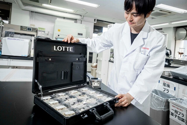 アスリートのパフォーマンス発揮のサポートを目指し、ロッテが開発した「プロフェッショナルガム」（一般には未発売）。選手は「ガムセレクトボックス」に入ったフレーバー、硬さ、形状の各種類から自分に合ったガムをカスタマイズできる