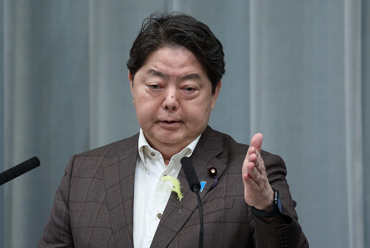 林官房長官は会見で、年金財政検証について「今後100年間の持続可能性が改めて確認された」と発言した