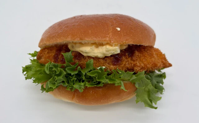 マルエツ　フィッシュフライパーカー（258円）　【重さ】156g　【長さ（バンズ）】13㎝　【厚さ（バンズ）】7㎝　【内容】フィッシュフライ（77g）、レタス、タルタルソース　【1g当たりの値段】1.7円