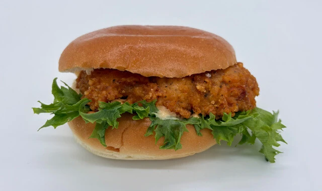 マルエツ　フライドチキンパーカー（278円）　【重さ】187g　【長さ（バンズ）】12㎝　【厚さ（バンズ）】6.5㎝　【内容】フライドチキン（119g）、レタス、オーロラソース　【1g当たりの値段】1.5円