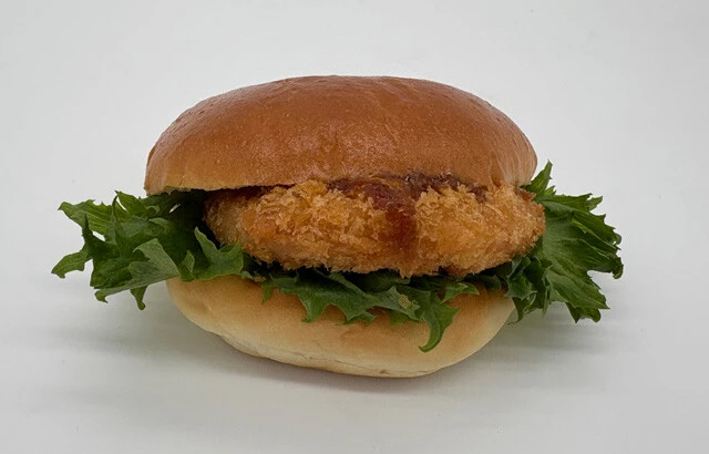 マルエツ　ハムカツパーカー（228円）　【重さ】160g　【長さ（バンズ）】12㎝　【厚さ（バンズ）】7㎝　【内容】ハムカツ（92g）、レタス、ソース　【1g当たりの値段】1.4円