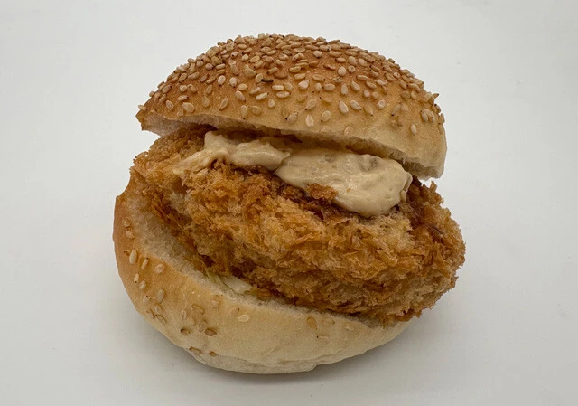 イオン　味噌ジンジャーの牛肉コロッケバーガー（350円）　【重さ】152g　【長さ（バンズ）】9.5㎝　【厚さ（バンズ）】7㎝　【内容】牛肉コロッケ（94.5g）、レタス、タルタルソース　【1g当たりの値段】2.3円