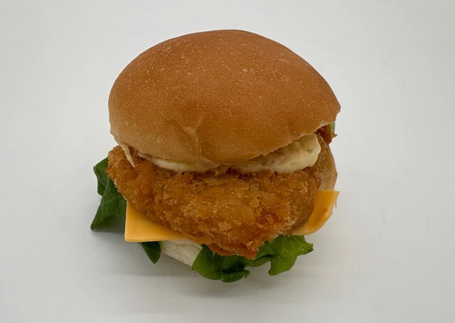 イトーヨーカドー　こだわり！フィッシュフライバーガー（239円）　【重さ】130g　【長さ（バンズ）】8.5㎝　【厚さ（バンズ）】7㎝　【内容】フィッシュフライ（68g）、チーズ、レタス、タルタルソース　【1g当たりの値段】1.8円